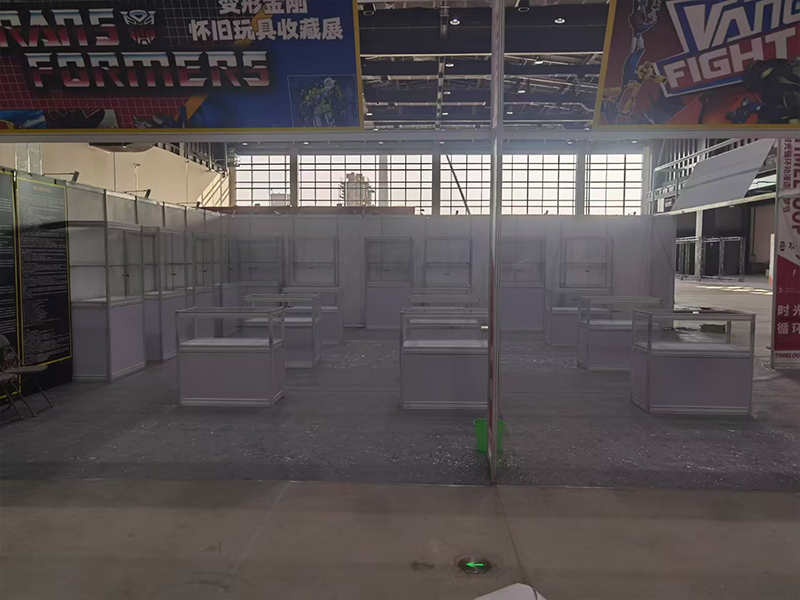 租赁黑色展示柜的优势有哪些