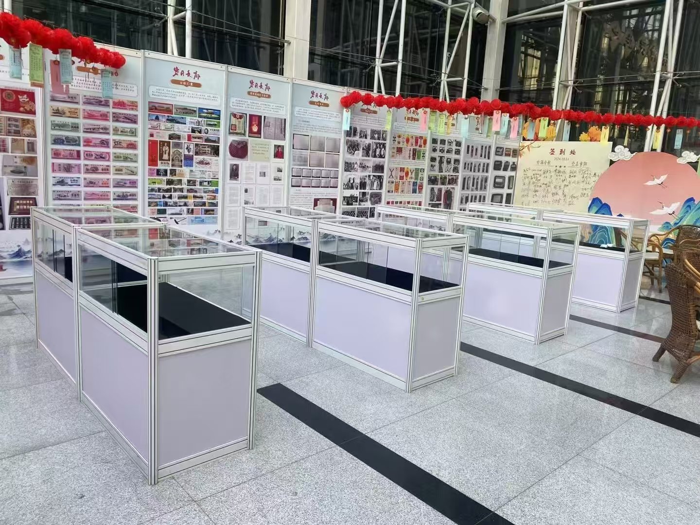 租赁黑色展示柜与购买展示柜的利弊对比